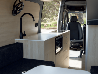 The Frontier Camper innen By: RedSands Campers Reisebild: The Frontier Camper innen
