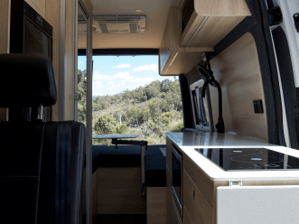 The Frontier Camper Küche By: RedSands Campers Reisebild: The Frontier Camper Küche