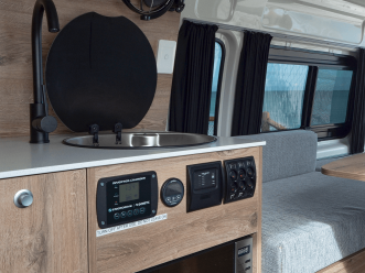 The Cruiser Campervan Küche By: RedSands Campers Reisebild: The Cruiser Campervan Küche