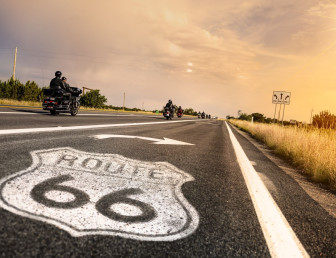 Kollone aus Motorradfahrern auf der Route 66