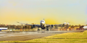 Flugzeug beim Start Landschaft: Flugzeug beim Start