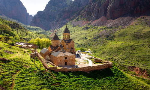 Mittelalterliches Kloster in Noravank Armenien Mittelalterliches Kloster in Mitten von Bergen in Noravank Armenien
