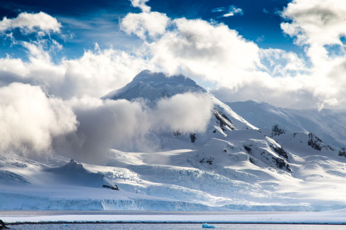 Antarctic-landscape-south-shetland-islands