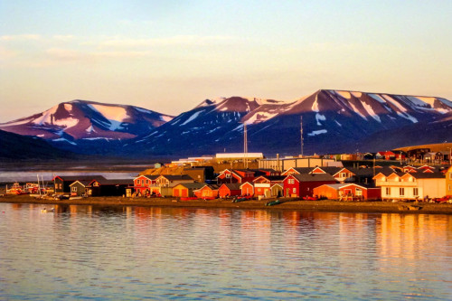 Spitzbergen-Longyearbyen-waterfront-in-svalbard