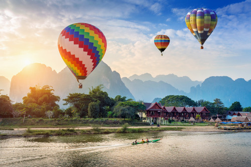 Heißluftballons über Vang Vieng