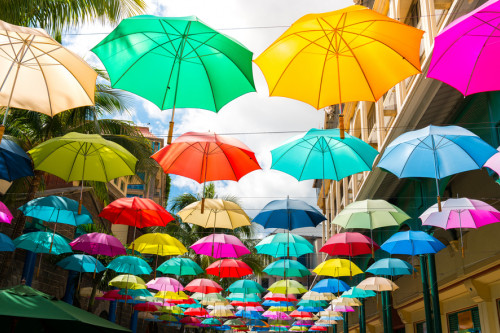 Bunte Schirme in Port Louis
