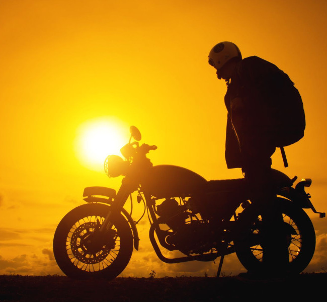 Mit dem Bike den Sonnenuntergang entgegen Mit dem Bike den Sonnenuntergang entgegen