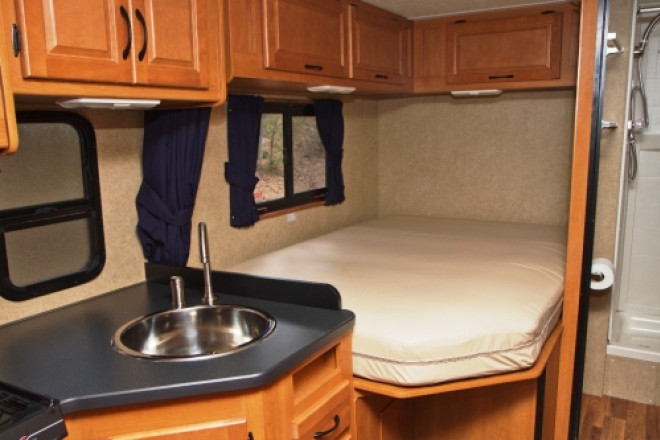 Innenansicht Doppelbett ©Cruise America, Canada Foto des Modells - Innenansicht Doppelbett ©Cruise America, Canada