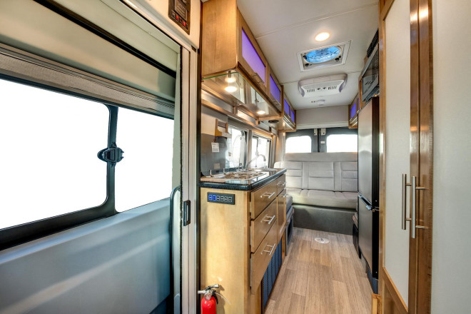 CanaDream RV DVC Deluxe Van Conversion Innenansicht Foto des Modells - CanaDream RV DVC Deluxe Van Conversion Innenansicht