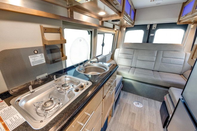 CanaDream RV DVC Deluxe Van Conversion Küche Foto des Modells - CanaDream RV DVC Deluxe Van Conversion Küche