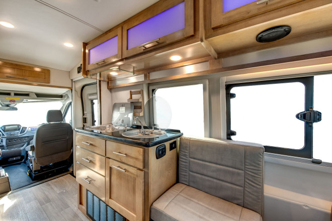 CanaDream RV DVC Deluxe Van Conversion Küche Foto des Modells - CanaDream RV DVC Deluxe Van Conversion Küche