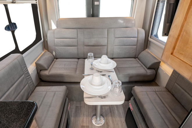 CanaDream RV DVC Deluxe Van Conversion Essbereich Foto des Modells - CanaDream RV DVC Deluxe Van Conversion Essbereich