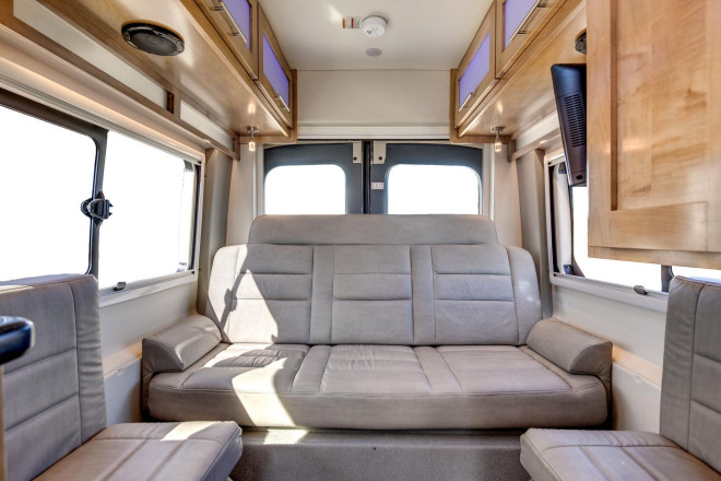 CanaDream RV DVC Deluxe Van Conversion Essbereich Foto des Modells - CanaDream RV DVC Deluxe Van Conversion Essbereich