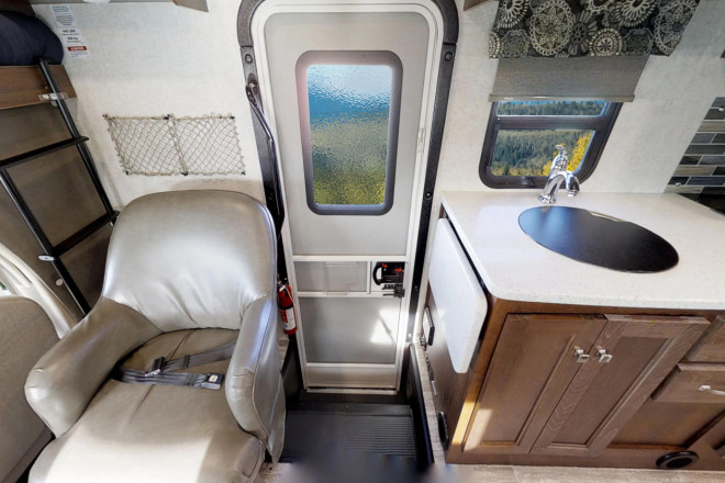 CanaDream RV MHA Maxi Motorhome Küche Foto des Modells - CanaDream RV MHA Maxi Motorhome Küche