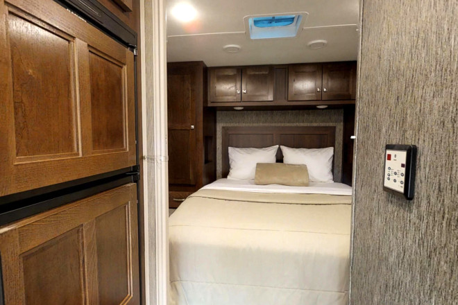 CanaDream RV MHA Maxi Motorhome Schlafbereich Foto des Modells - CanaDream RV MHA Maxi Motorhome Schlafbereich