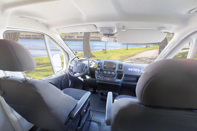 CanaDream RV MHB Midi Motorhome Fahrerkabine Foto des Modells - CanaDream RV MHB Midi Motorhome Fahrerkabine