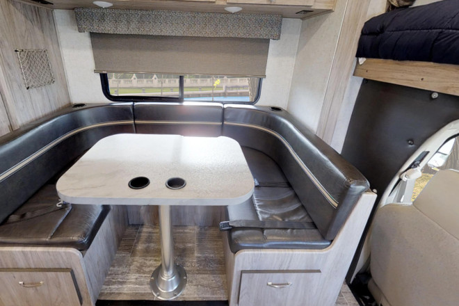 CanaDream RV MHB Midi Motorhome Essbereich Foto des Modells - CanaDream RV MHB Midi Motorhome Essbereich