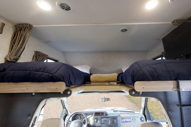 CanaDream RV MHB Midi Motorhome Schlafbereich Foto des Modells - CanaDream RV MHB Midi Motorhome Schlafbereich