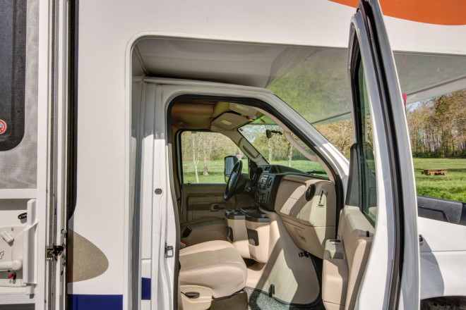 CanaDream RV MHB Midi Motorhome Fahrerkabine Foto des Modells - CanaDream RV MHB Midi Motorhome Fahrerkabine