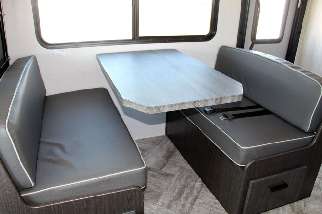 CanaDream RV MHX Maxi Plus Motorhome Essbereich Foto des Modells - CanaDream RV MHX Maxi Plus Motorhome Essbereich