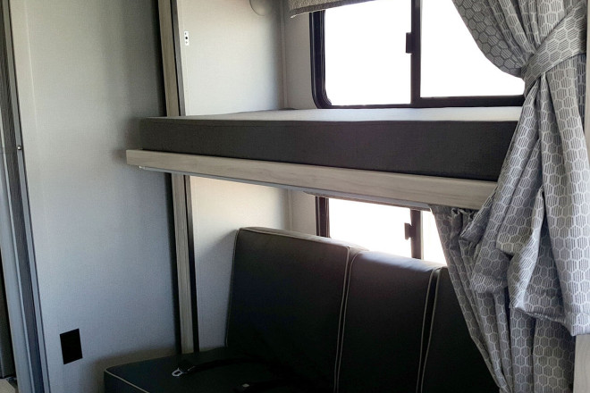 CanaDream RV MHX Maxi Plus Motorhome Schlafbereich Foto des Modells - CanaDream RV MHX Maxi Plus Motorhome Schlafbereich