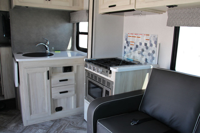 CanaDream RV MHX Maxi Plus Motorhome Küche Foto des Modells - CanaDream RV MHX Maxi Plus Motorhome Küche