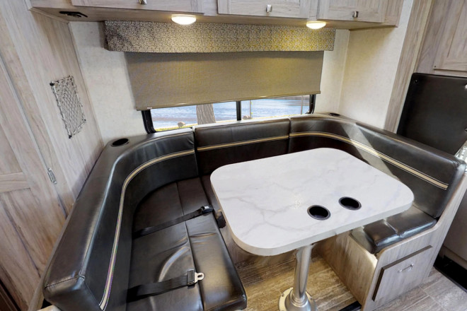 CanaDream RV SVC Super Van Conversion Essbereich Foto des Modells - CanaDream RV SVC Super Van Conversion Essbereich