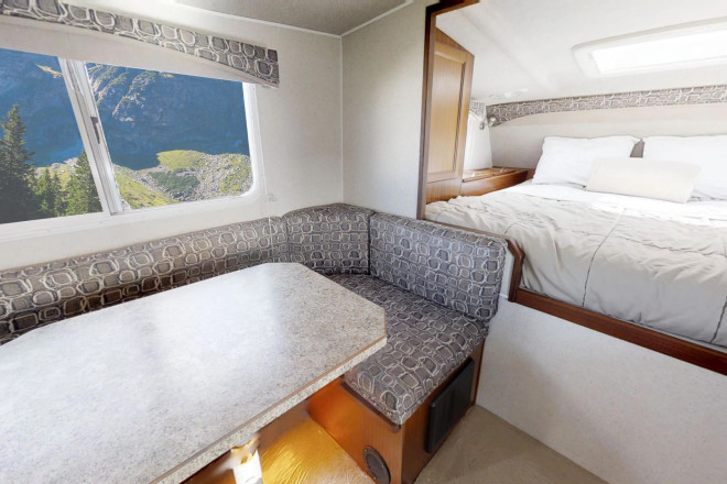CanaDream RV TCA Maxi Travel Camper Essbereich Foto des Modells - CanaDream RV TCA Maxi Travel Camper Essbereich