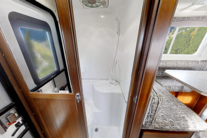 CanaDream RV TCA Maxi Travel Camper Bad Foto des Modells - CanaDream RV TCA Maxi Travel Camper Bad