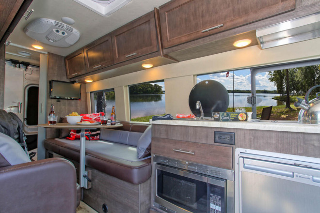 Wohnmobil Urlaub Kanada Four Seasons RV Van Conversion Innenansicht Foto des Modells - Wohnmobil Urlaub Kanada Four Seasons RV Van Conversion Innenansicht
