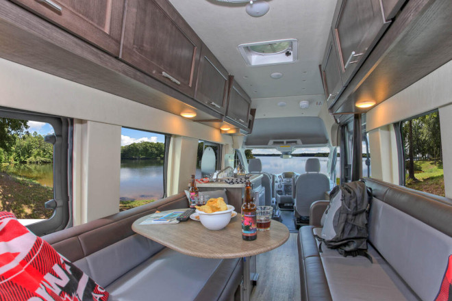 Wohnmobil Urlaub Kanada Four Seasons RV Van Conversion Innenansicht Foto des Modells - Wohnmobil Urlaub Kanada Four Seasons RV Van Conversion Innenansicht