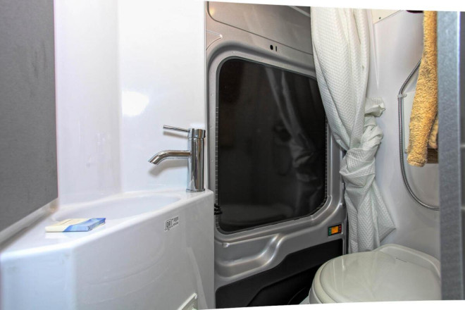 Wohnmobil Urlaub Kanada Four Seasons RV Van Conversion Bad Foto des Modells - Wohnmobil Urlaub Kanada Four Seasons RV Van Conversion Bad