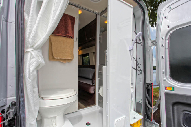 Wohnmobil Urlaub Kanada Four Seasons RV Van Conversion Bad Foto des Modells - Wohnmobil Urlaub Kanada Four Seasons RV Van Conversion Bad