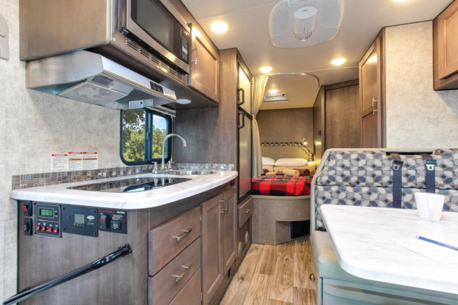Wohnmobil Urlaub Kanada Four Seasons RV C-Medium Innenansicht Foto des Modells - Wohnmobil Urlaub Kanada Four Seasons RV C-Medium Innenansicht