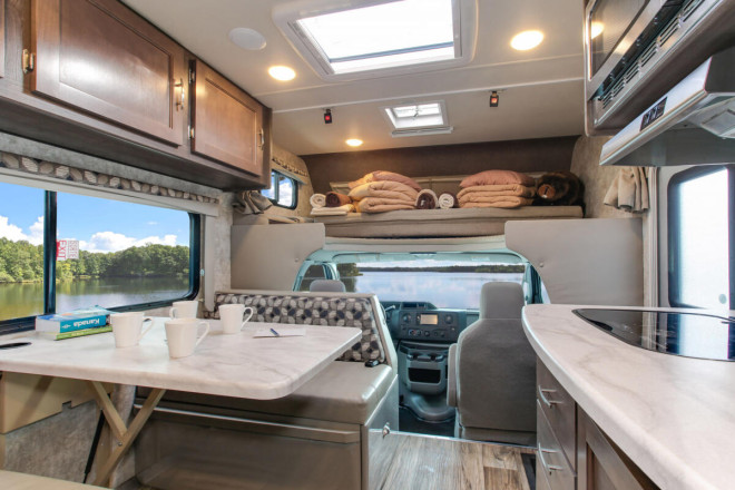 Wohnmobil Urlaub Kanada Four Seasons RV C-Medium Essbereich Foto des Modells - Wohnmobil Urlaub Kanada Four Seasons RV C-Medium Essbereich