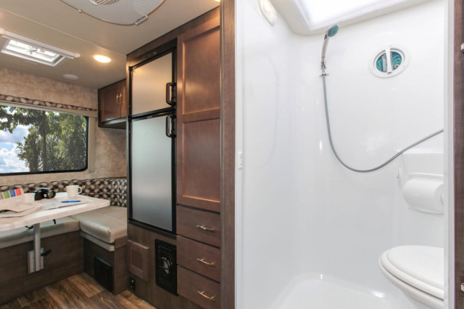 Wohnmobil Urlaub Kanada Four Seasons RV C-Small Bad Foto des Modells - Wohnmobil Urlaub Kanada Four Seasons RV C-Small Bad