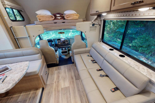 Wohnmobil Urlaub Kanada Four Seasons RV C-XLarge Innenansicht Foto des Modells - Wohnmobil Urlaub Kanada Four Seasons RV C-XLarge Innenansicht
