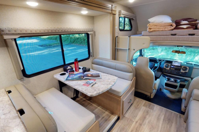 Wohnmobil Urlaub Kanada Four Seasons RV C-XLarge Essbereich Foto des Modells - Wohnmobil Urlaub Kanada Four Seasons RV C-XLarge Essbereich