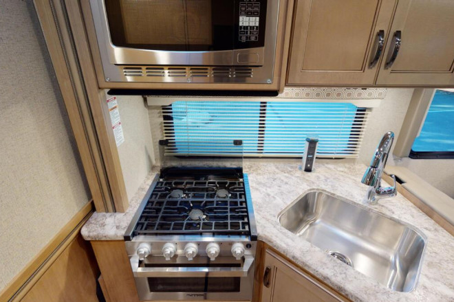 Wohnmobil Urlaub Kanada Four Seasons RV C-XLarge Küche Foto des Modells - Wohnmobil Urlaub Kanada Four Seasons RV C-XLarge Küche
