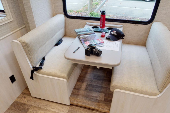 Foto des Modells - Wohnmobil Urlaub Kanada Fraserway Barrierefreies Wohnmobil Essbereich