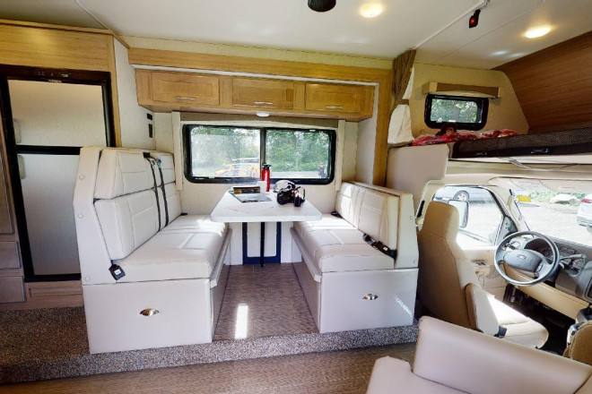 Foto des Modells - Wohnmobil Urlaub Kanada Fraserway C-Large Essbereich