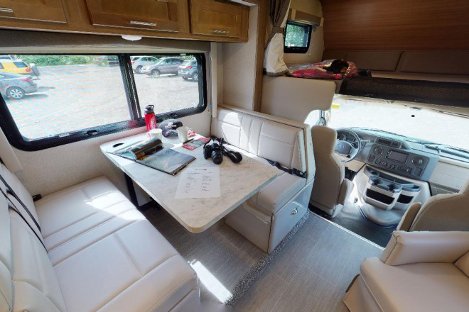 Foto des Modells - Wohnmobil Urlaub Kanada Fraserway C-Large Essbereich