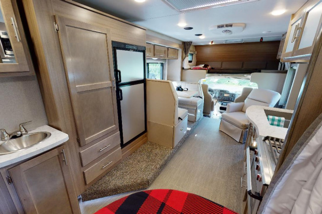 Foto des Modells - Wohnmobil Urlaub Kanada Fraserway C-Large Essbereich Innenansicht
