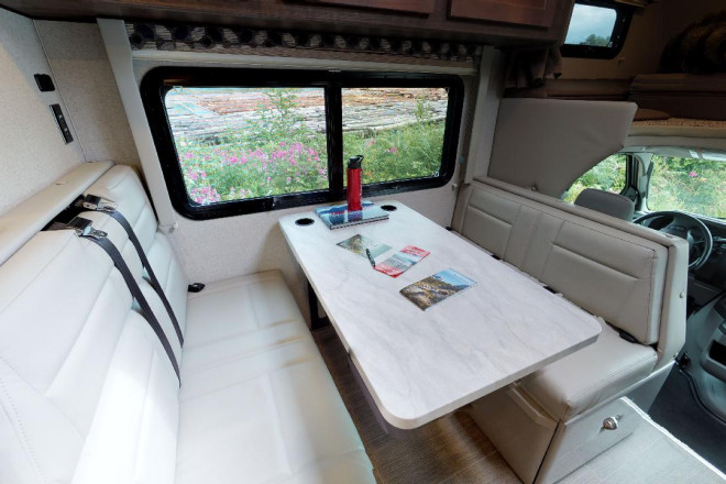 Foto des Modells - Wohnmobil Urlaub Kanada Fraserway C-Medium Essbereich