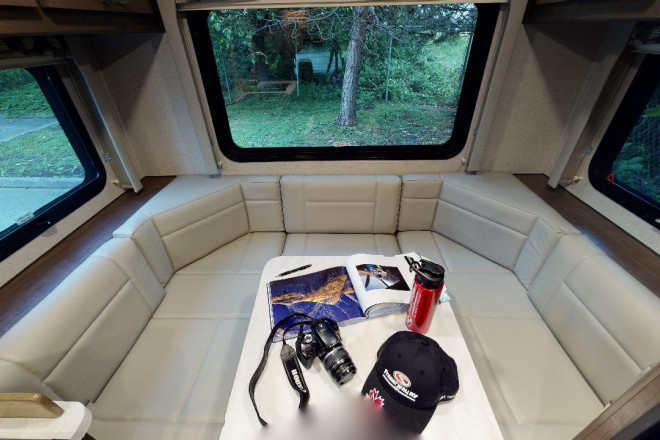 Foto des Modells - Wohnmobil Urlaub Kanada Fraserway C-Small Essbereich