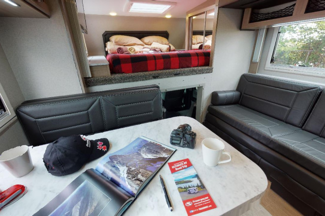 Foto des Modells - Wohnmobil Urlaub Kanada Fraserway Overlander Essbereich