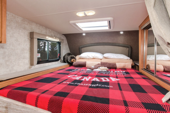 Foto des Modells - Wohnmobil Urlaub Kanada Fraserway Truck Camper Schlafbereich