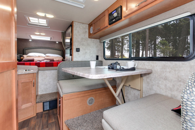 Foto des Modells - Wohnmobil Urlaub Kanada Fraserway Truck Camper Essbereich