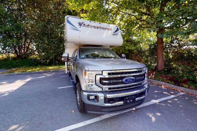 Foto des Modells - Wohnmobil Urlaub Kanada Fraserway Truck Camper mit Etagenbett Außenansicht