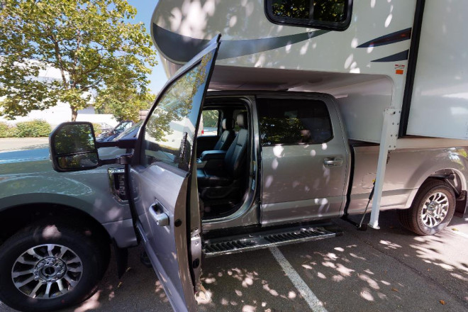 Foto des Modells - Wohnmobil Urlaub Kanada Fraserway Truck Camper mit Etagenbett Außenansicht